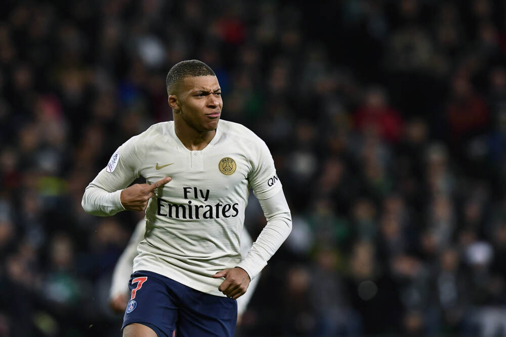 环足奖最佳前锋+马拉多纳奖！亚马尔社媒晒奖杯照片：迪拜之旅